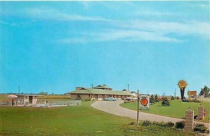 Bushs Motel - Vintage Postcard (newer photo)